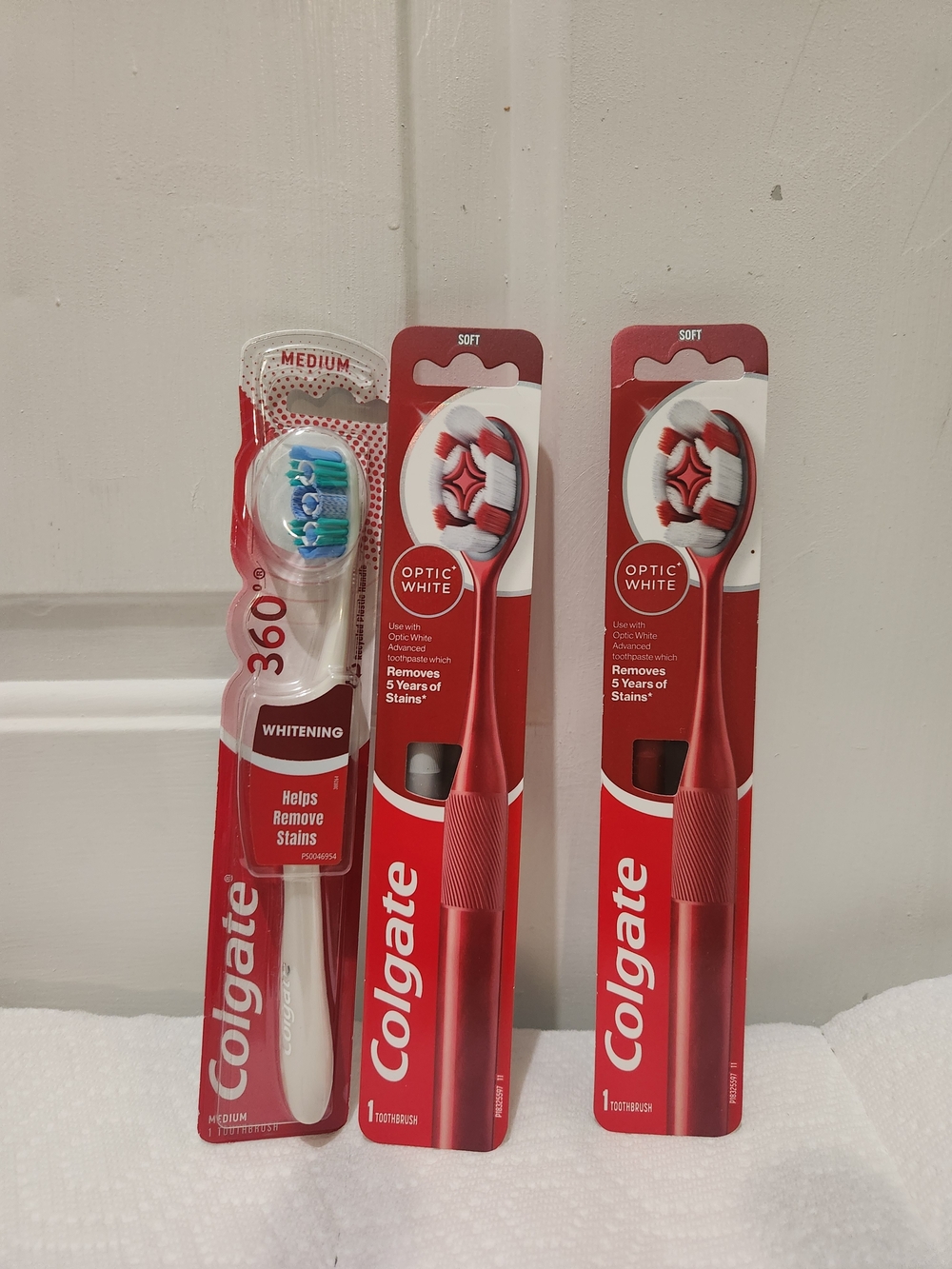 Colgate Toothbrushes - Red & White (3-Pack)